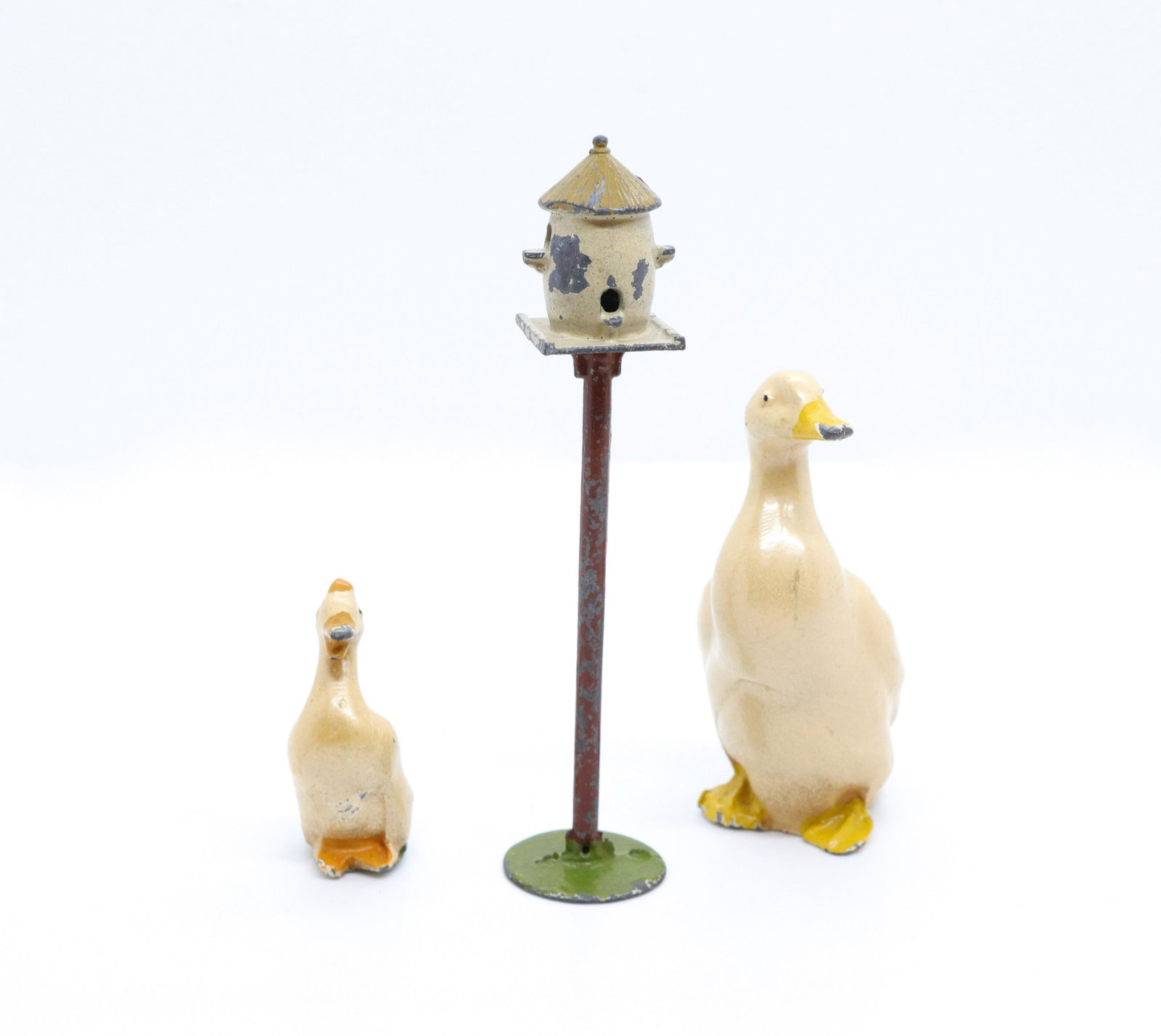 Cast metal ducks and birdhouse: Description: Vintage birdhouse on a pole - england - (2) ducks Condtion: Wear consistent with age and use Size: Consignor: JS Terms: This is an On-Site Online Only Auction. Preview Will Be (2) Da