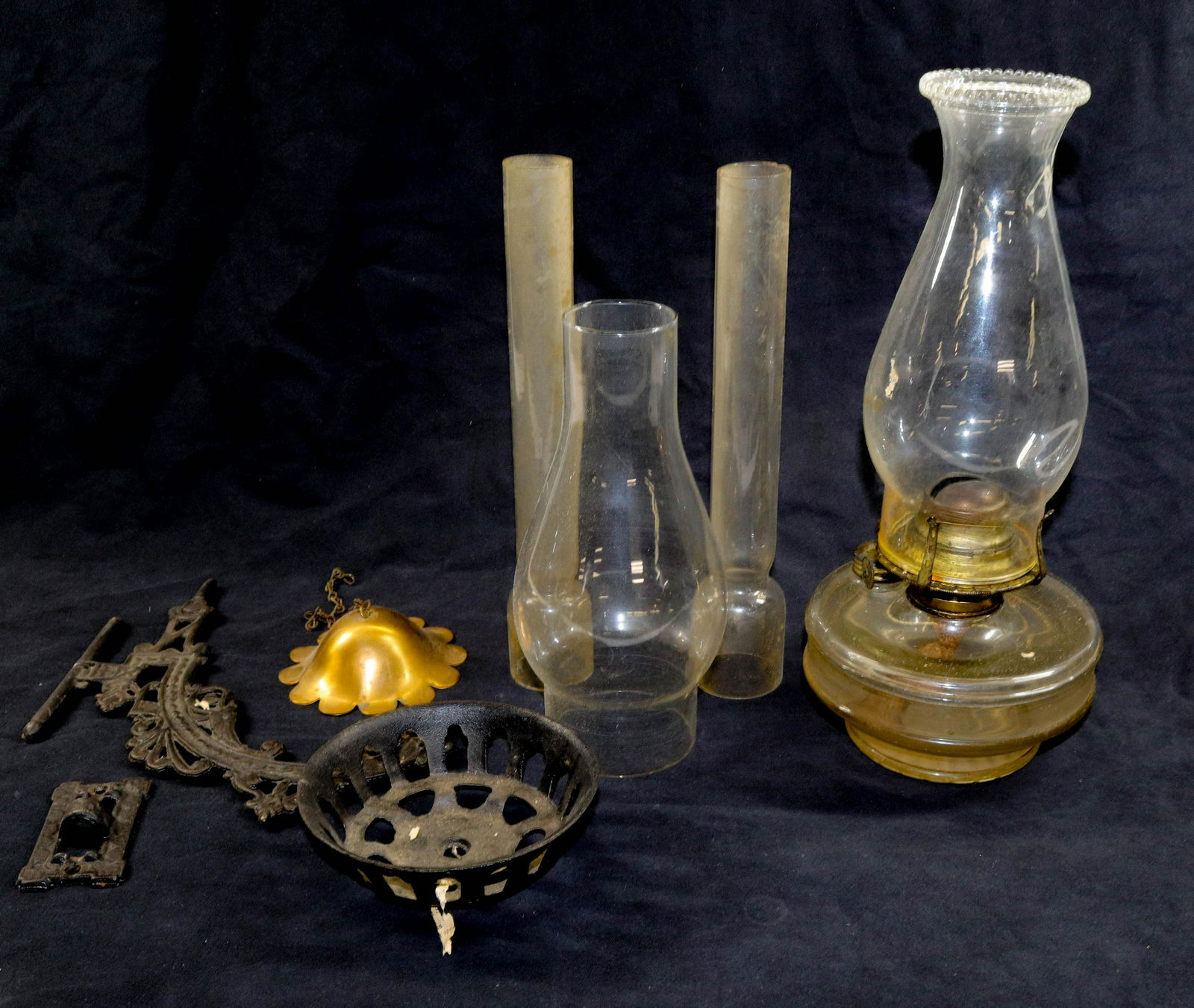 WALL MOUNTED KEROSENE LAMP (1 of 3)