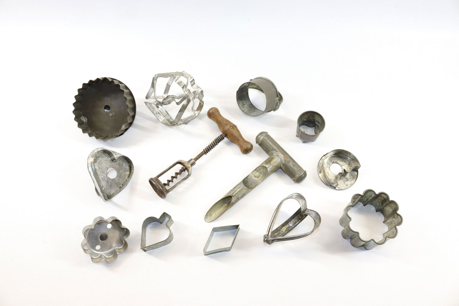 GROUP LOT OF TIN COOKIE CUTTERS (1 of 3)