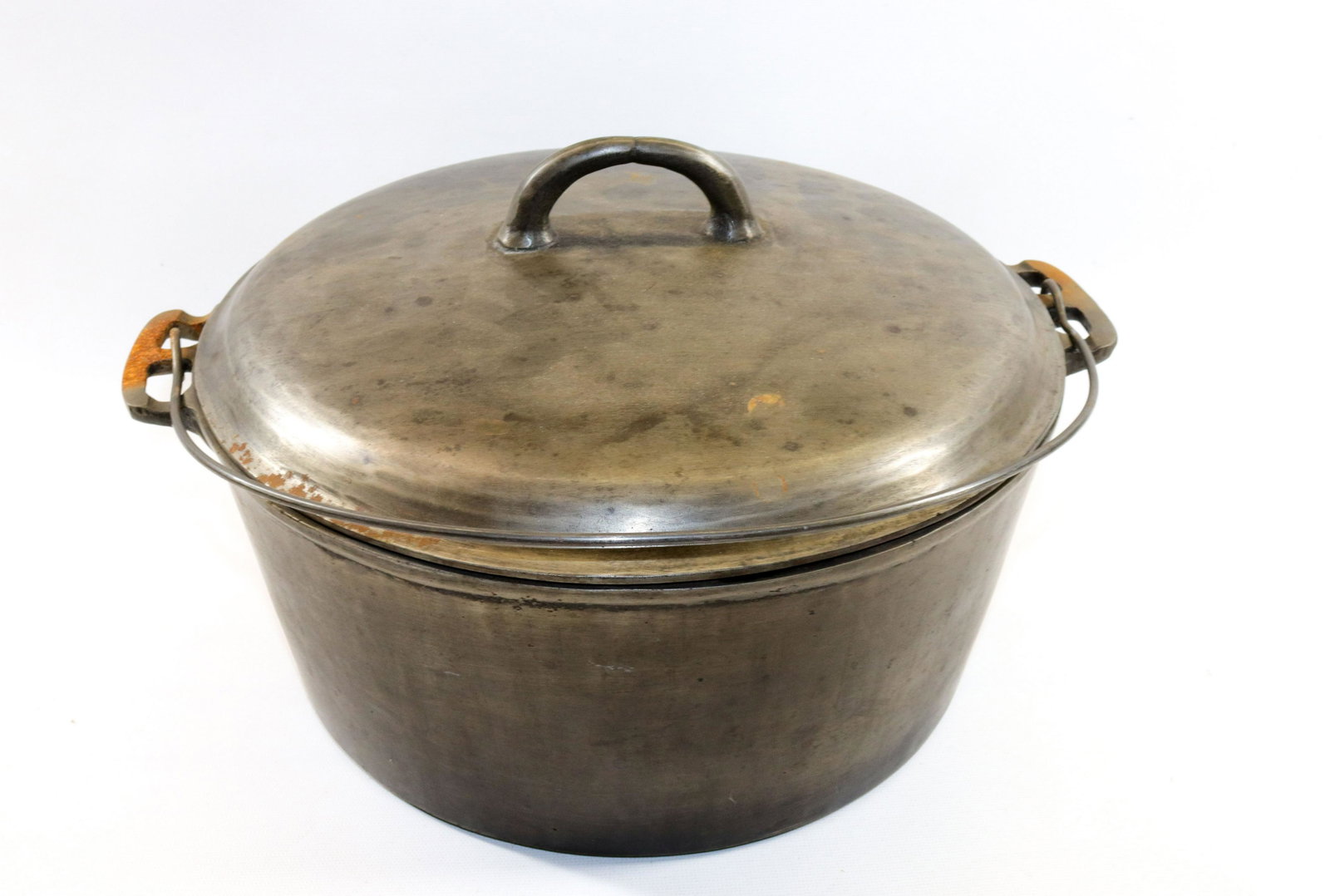 WAPAK CAST IRON DUTCH OVEN: BAIL HANDLE WITH LID MRKD. 2553 "10" Size 12" D