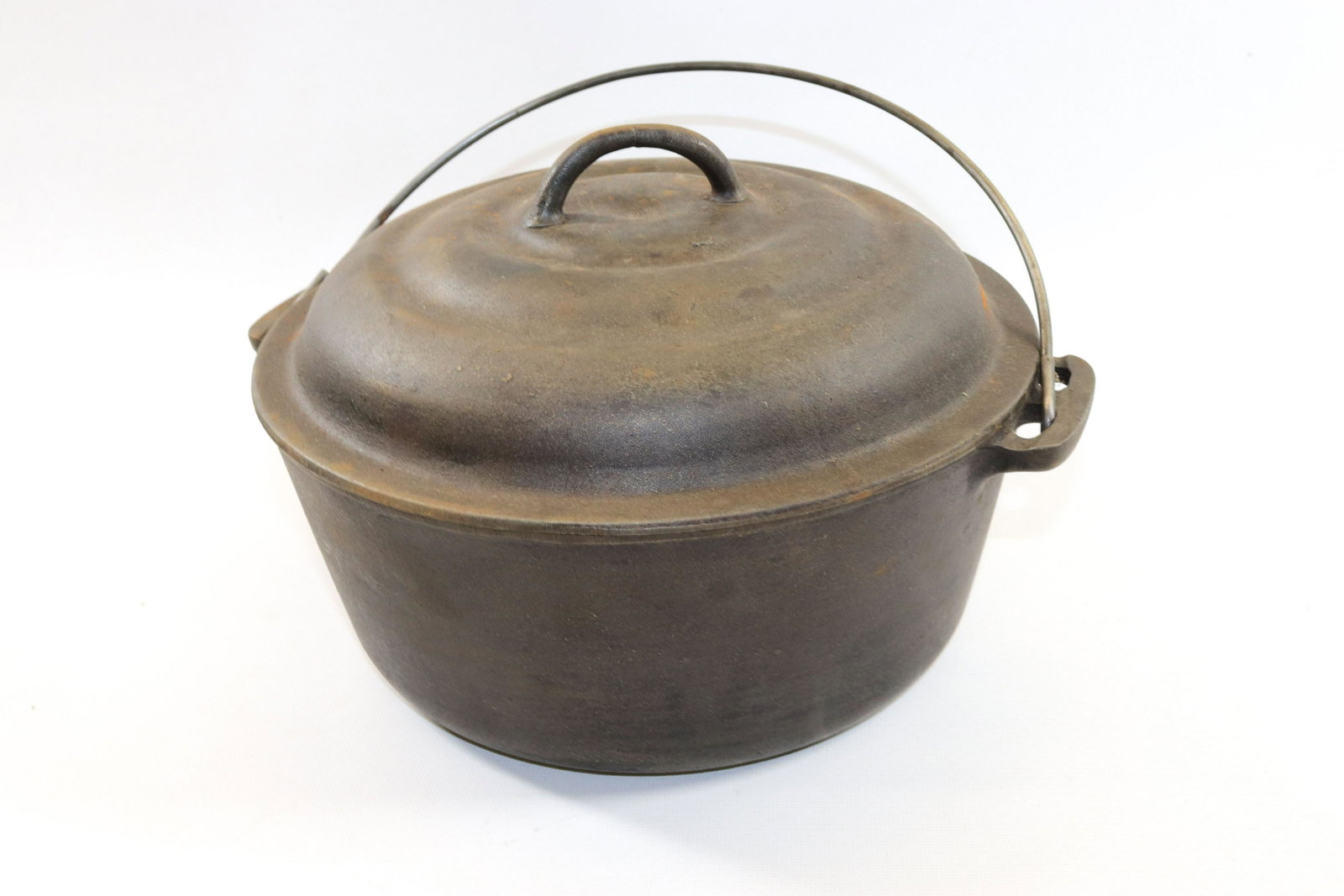 CRESCENT CAST IRON DUTCH OVEN: MRKD. ON BOTTOM "CRESCENT FD'Y CO. OZARK, ST. LOUIS, MO. NO. 8" LID MRKD. 530 Size 10 1/4" D