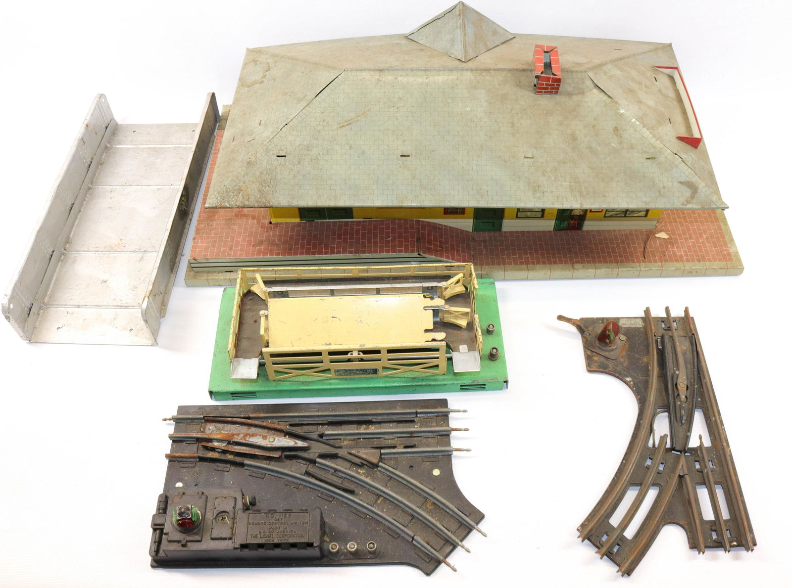 GROUP LOT OF LIONEL TRAIN ACCESSORIES (1 of 2)