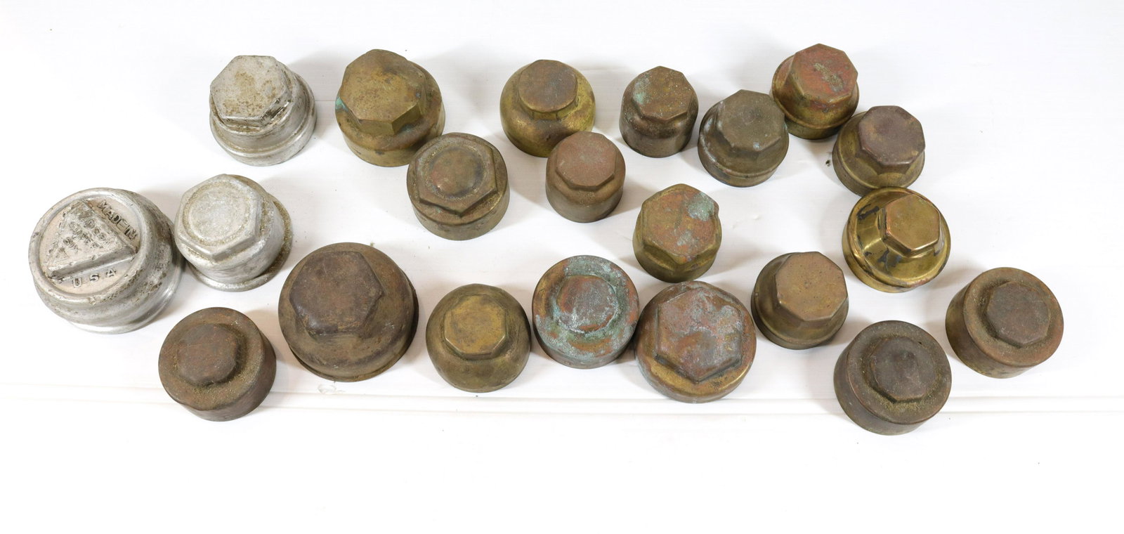 GROUP LOT OF AUTOMOBILE WHEEL HUBS: (21) WHEEL HUBS. SOME MATCHING. ONE MRKD. HUDSON SUPER SIX. MOST ARE BRASS.