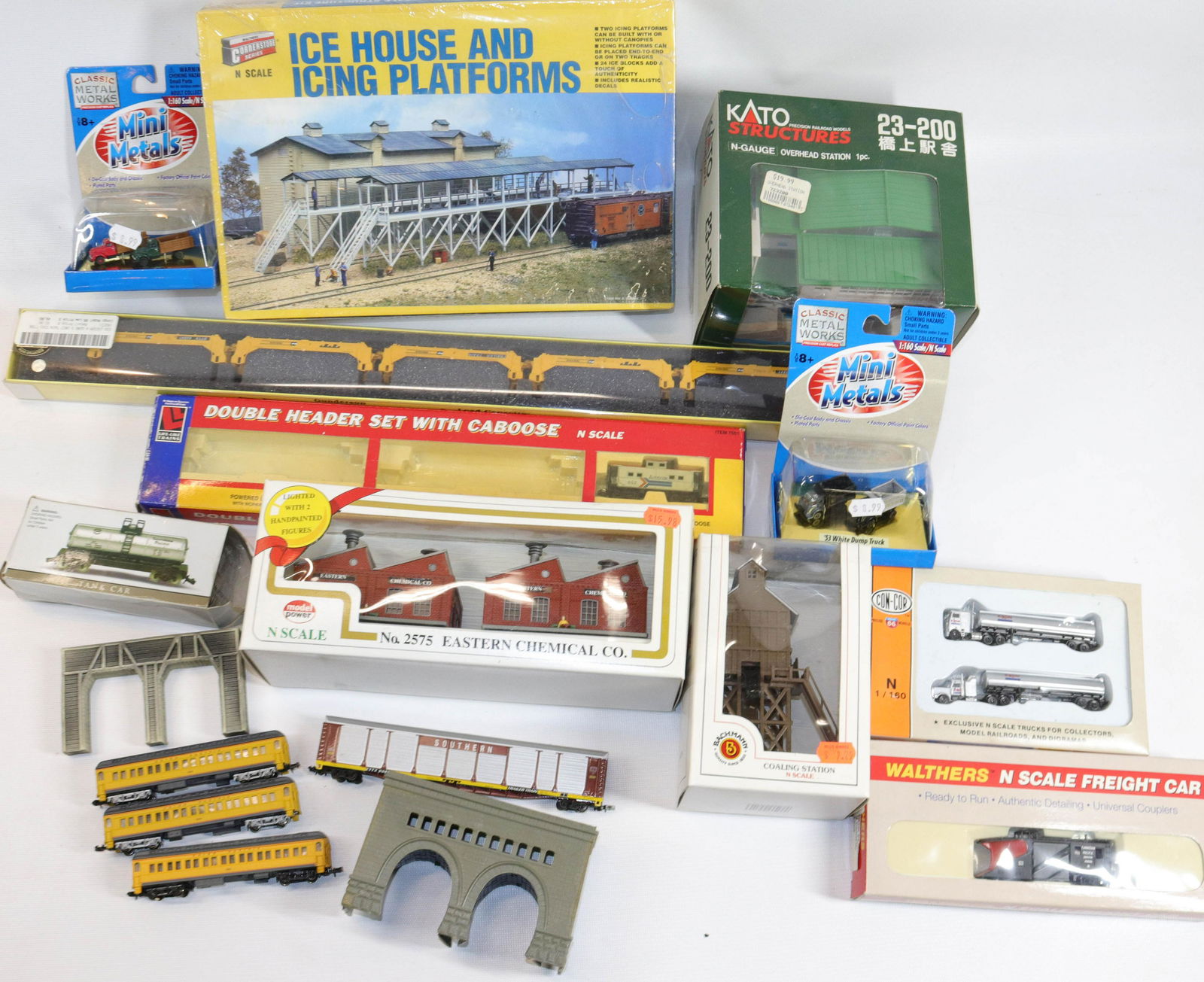 LOT OF TOY TRAINS AND ACCESSORIES (1 of 3)