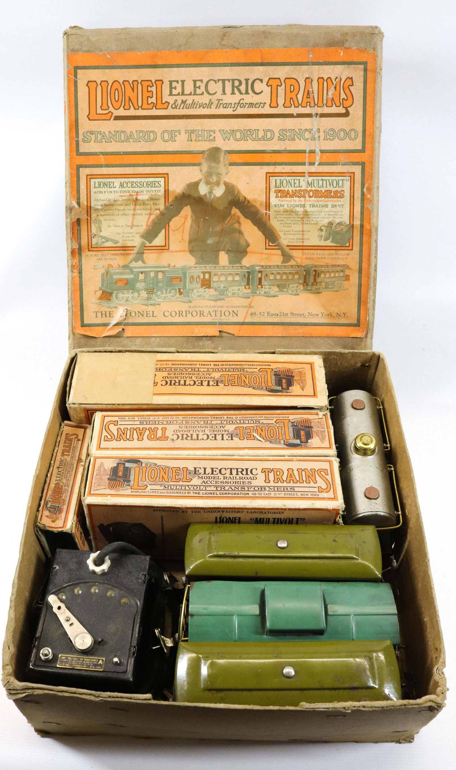 LIONEL ELECTRIC TRAIN SET (1 of 2)