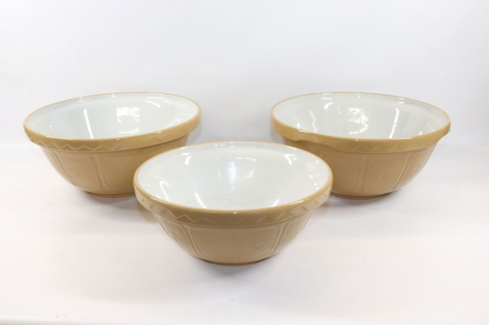 GROUP LOT OF THREE YELLOWWARE BOWLS (1 of 4)