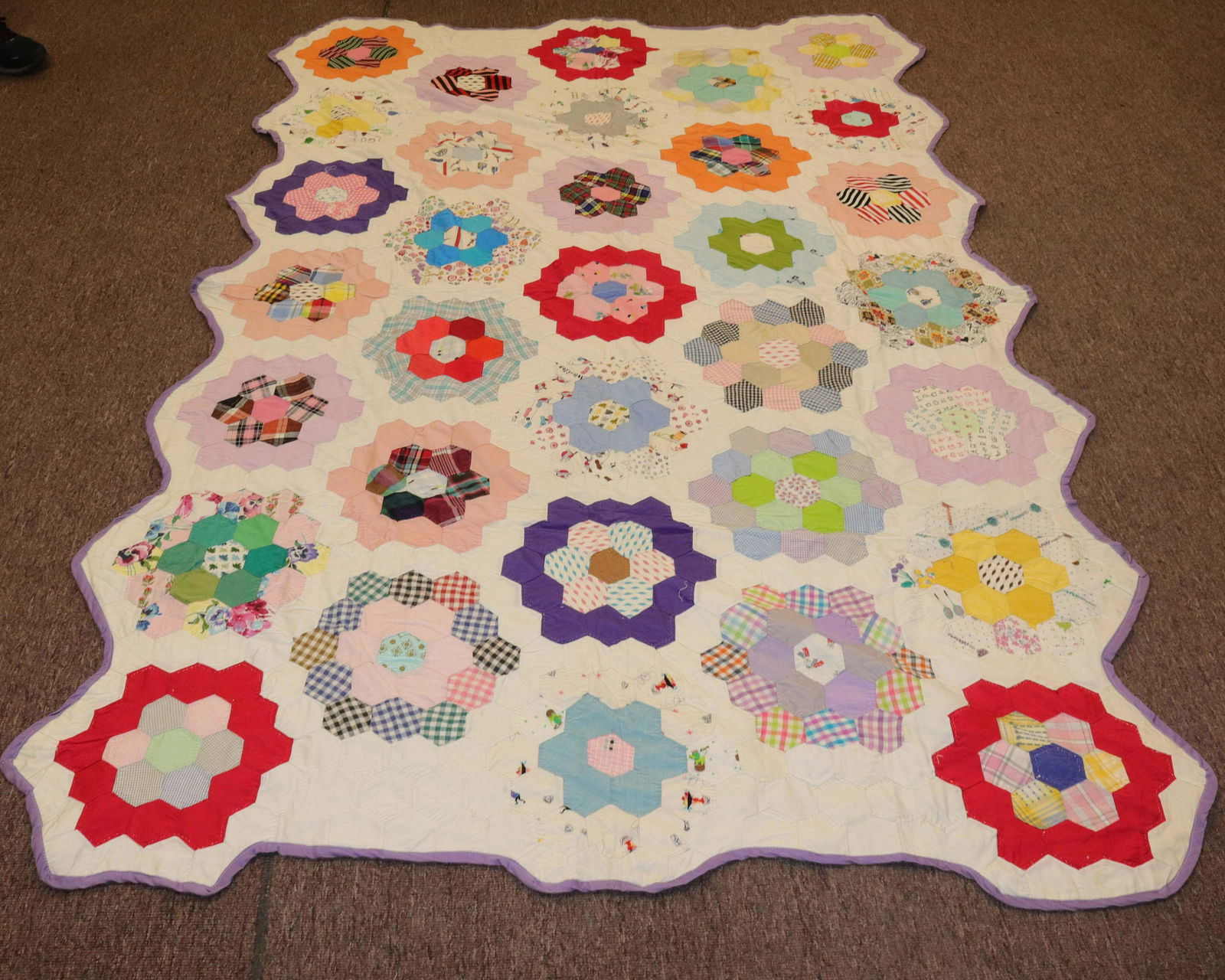 VINTAGE HANDMADE QUILT (1 of 4)