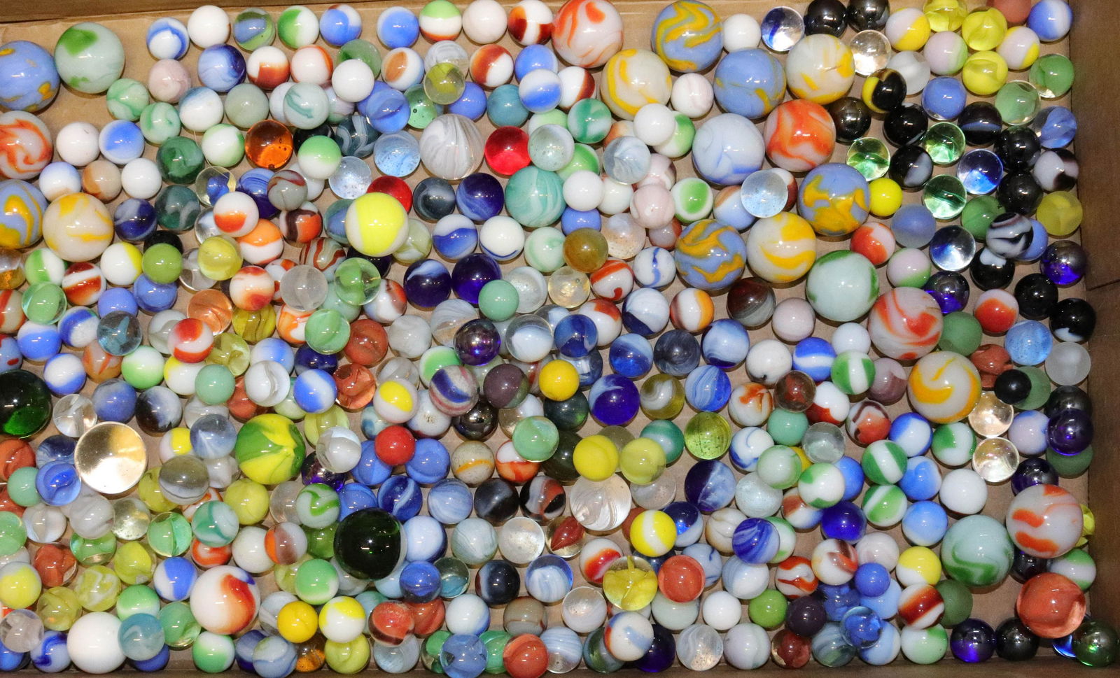 GROUP LOT OF VINTAGE MARBLES (1 of 4)