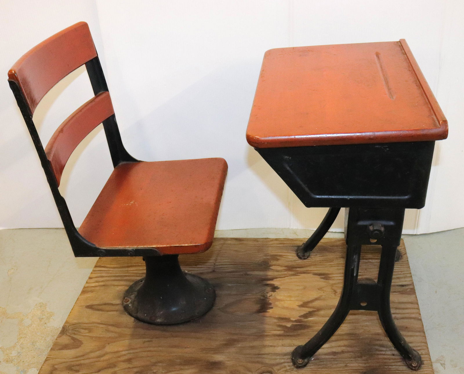 VINTAGE CHILD'S SCHOOL DESK (1 of 2)