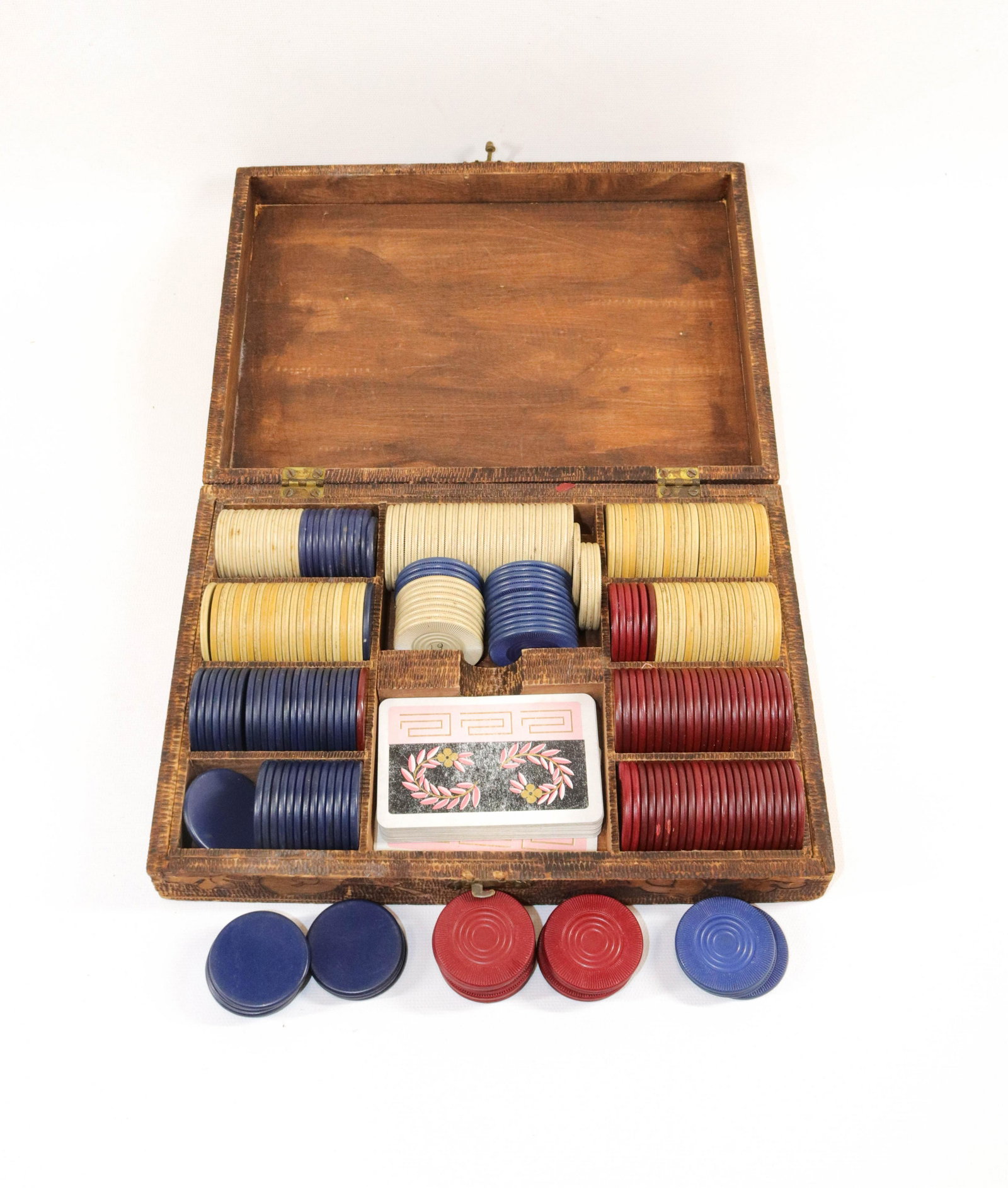 VINTAGE PYROGRAPHY DECORATED POKER CHIP CASE: FLEMISH ART BOX WITH HORSE, CARDS, AND GOOD LUCK ON TOP WITH PLASTIC AND BAKELITE POKER CHIPS SIZE: 10 1/4" X 7 1/4"