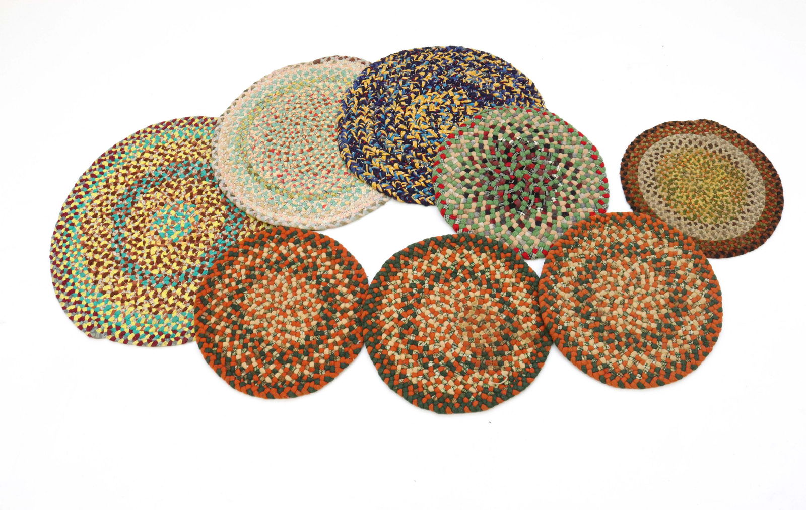 WOVEN CHAIR PADS AND TABLE MATS LOT: BRAIDED CIRCLE PADS AND MATS - LOT OF (8) SIZE: 13" TO 22" IN DIAMETER