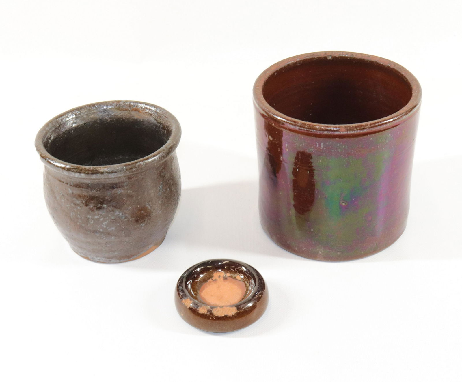 GROUP LOT OF EARLY REDWARE: INCLUDING - CROCK WITH MANGANESE SPLOTCHES (NJ) - LOW BROWN GLAZE CROCK - REDWARE GLAZED COASTER SIZE: CROCK 4 3/4" AND 6" H