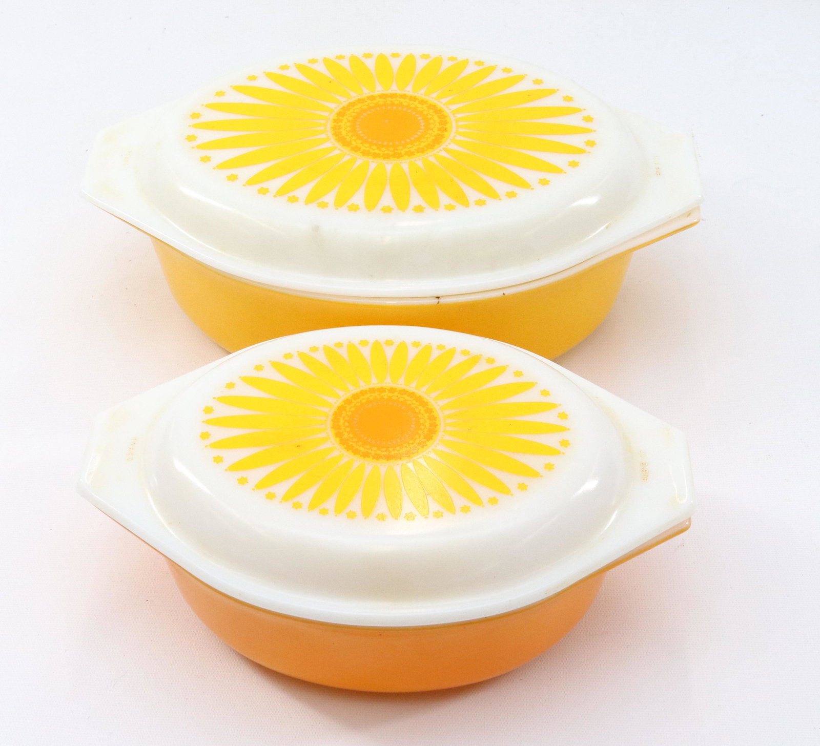 PAIR OF PYREX SUNFLOWER CASSEROLES (1 of 4)
