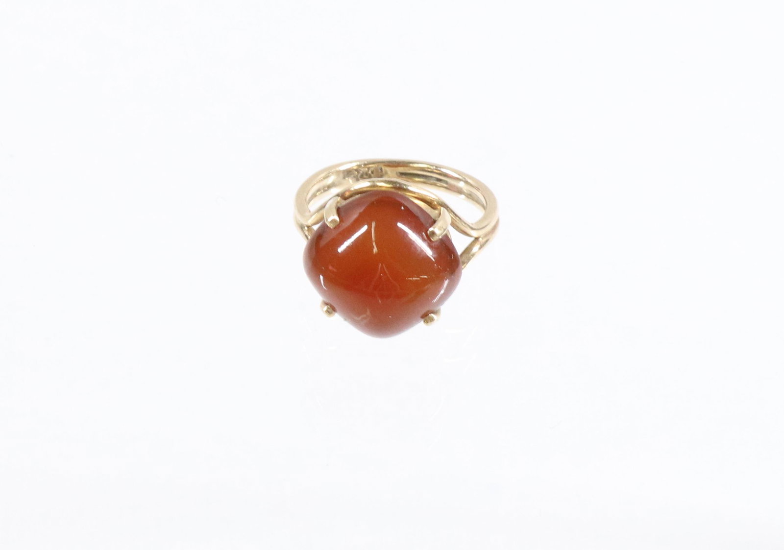 14K AND CARNELIAN RING: SQUARE SHAPE CARNELIAN SET IN YELLOW GOLD- 2.5 DWT - SIZE 4 1/4