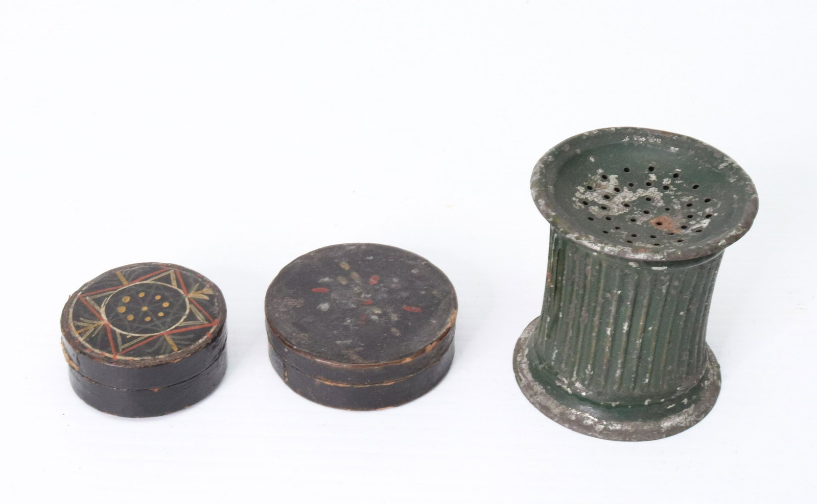 TIN SANDER AND PAINTED WOODEN BOXES: GREEN PAINTED SANDER AND (2) SMALL PAINTED PAPER MACHE BOXES