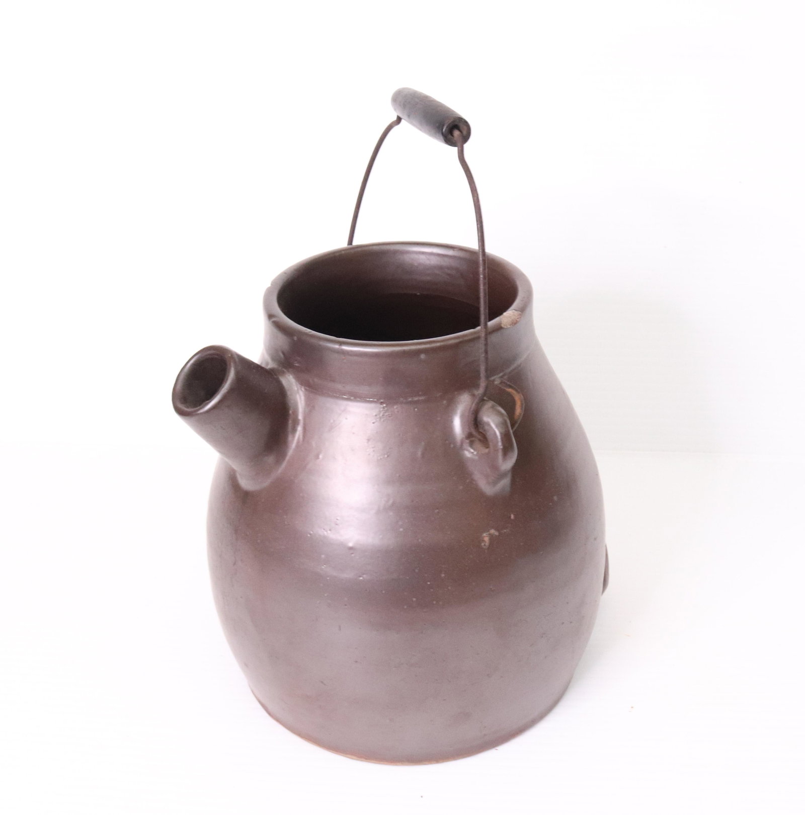 STONEWARE BATTER JUG: BROWN GLAZE WITH WIRE BAIL HANDLE