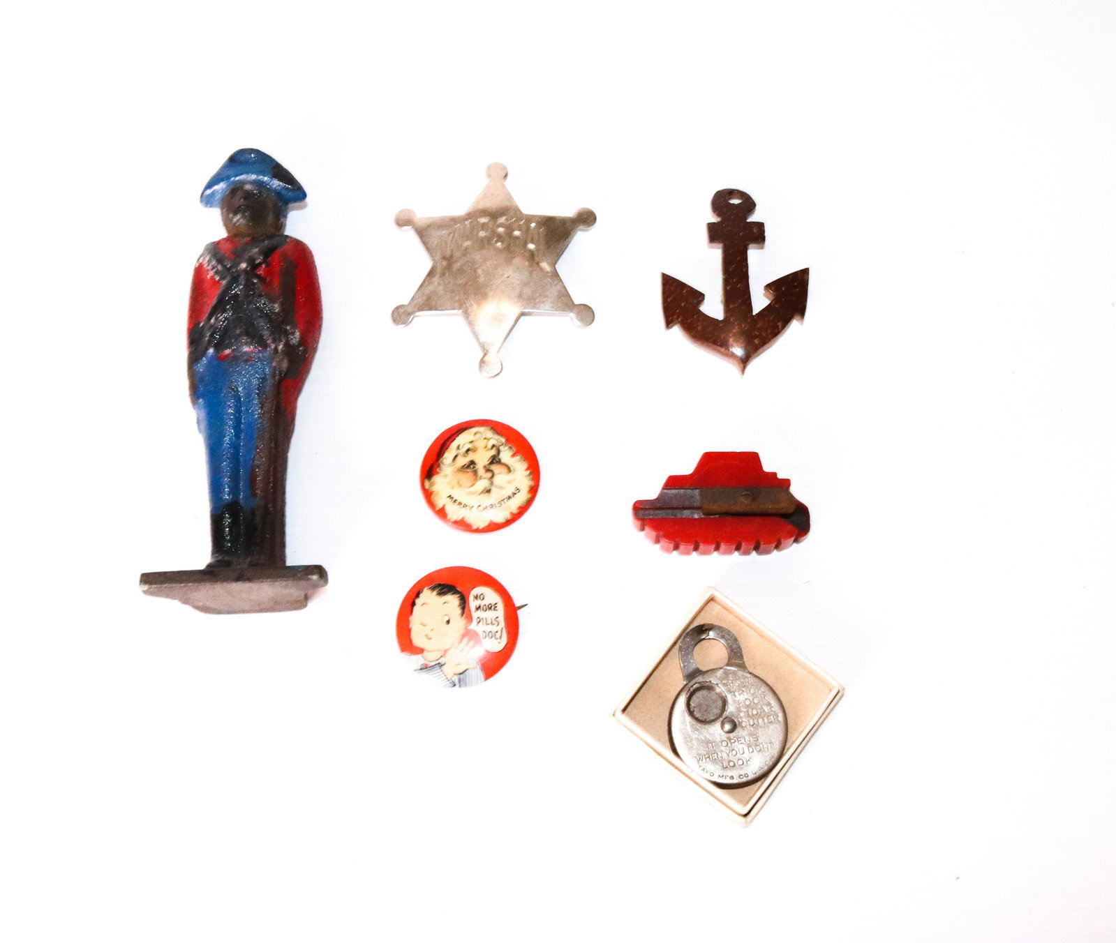 VINTAGE SMALLS LOT: INCLUDING - BAKELITE PENCIL SHARPENER, SANTA CLAUSE PIN, TOY MARSHALL BADGE, TRICK CIGAR CUTTER, METAL SOLDIER, AND MORE