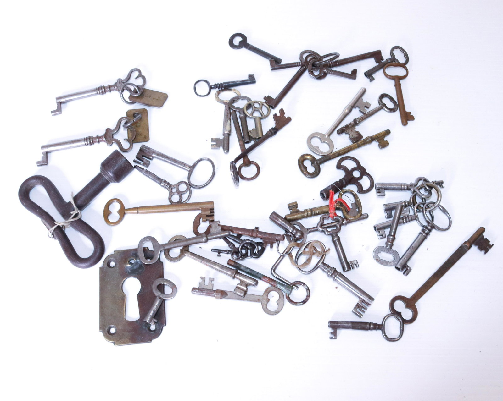 VINTAGE KEY LOT: EARLY KEY LOT - METAL AND BRASS
