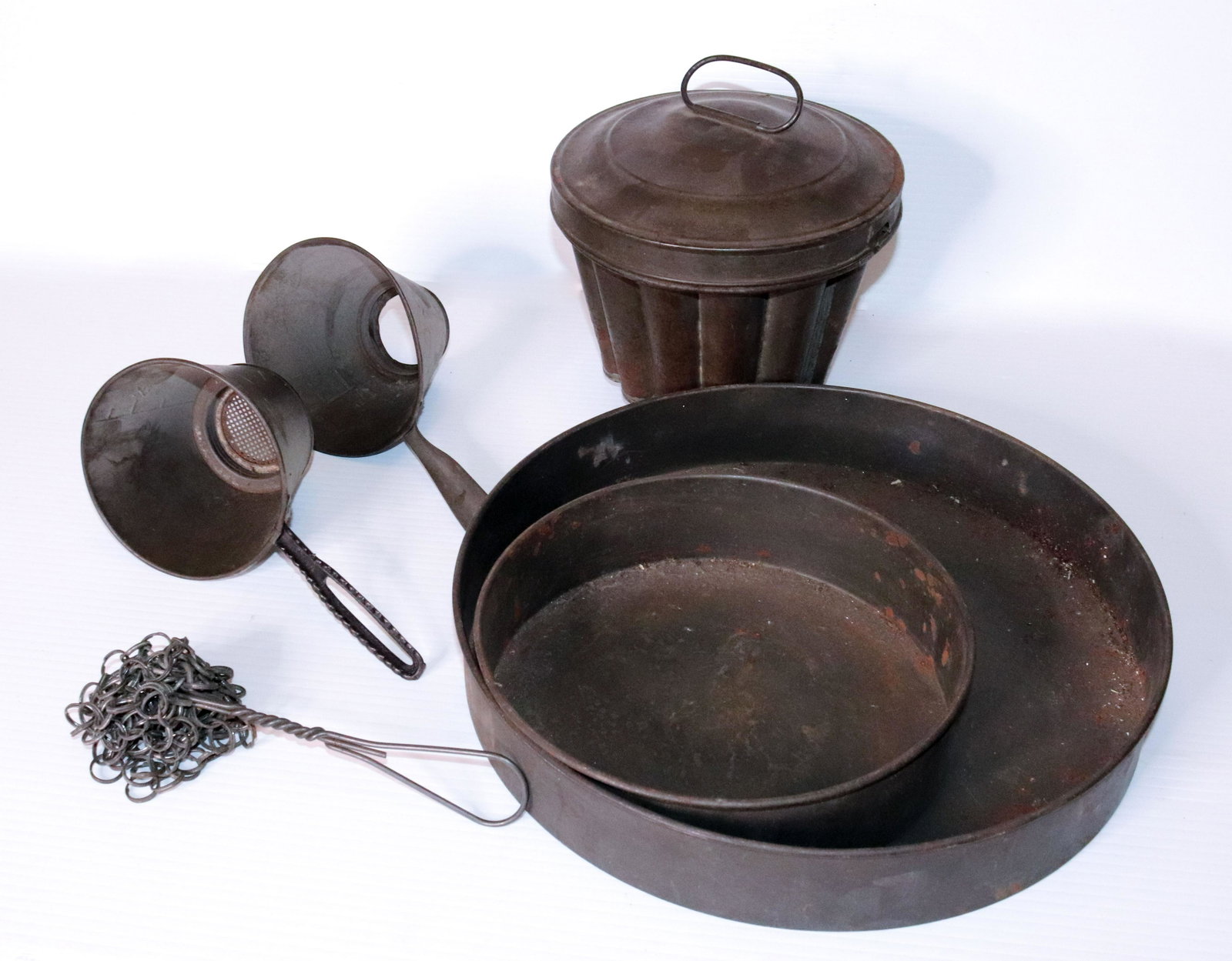 EARLY TINWARE LOT: (6) PIECES INCLUDING - (2) FUNNELS, (2) CAKE PANS, JELLY MOLD, AND POT SCRAPER