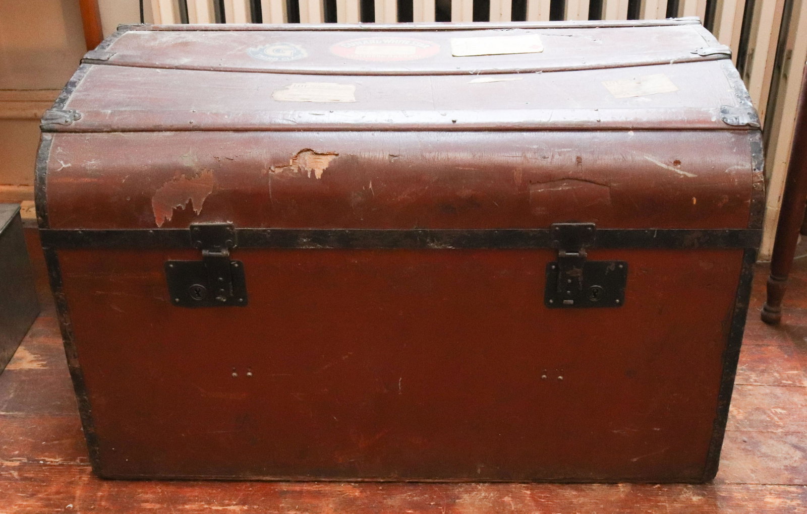 VINTAGE STEAMER TRUNK: BROWN SURFACE WITH BLACK PAINTED IRON TRIM AND INTERIOR TRAY