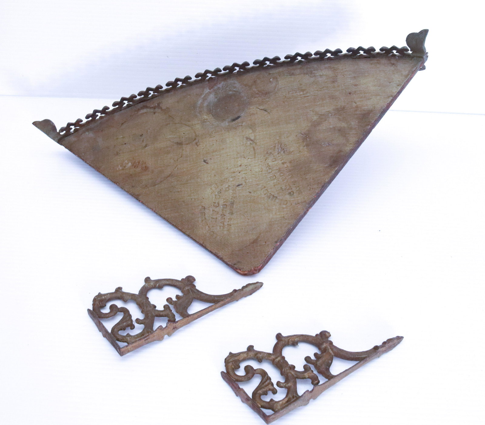 PAINTED CAST IRON WOODEN CORNER SHELF: MARKED "PATENTED 1868" - WITH PAIR OF SHELF BRACKETS