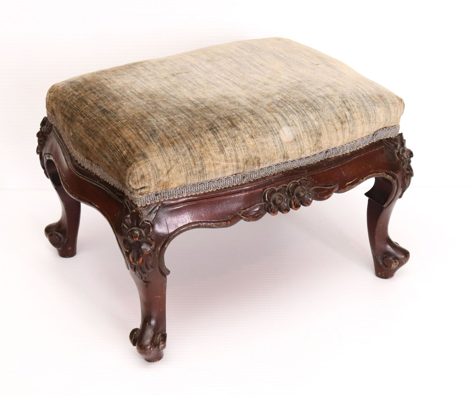 UPHOLSTERED FOOTSTOOL: COLONIAL FURNITURE MAHOGANY CARVED FOOT STOOL WITH UPHOLSTERED TOP SIZE: 10" X 14" X 12" TERMS: THIS SALE WILL BE ONLINE ONLY. PICK-UP WILL BE ON-SITE AT 14 CHURCH ST. BETHLEHEM, PA 18018 - APPOINTMEN