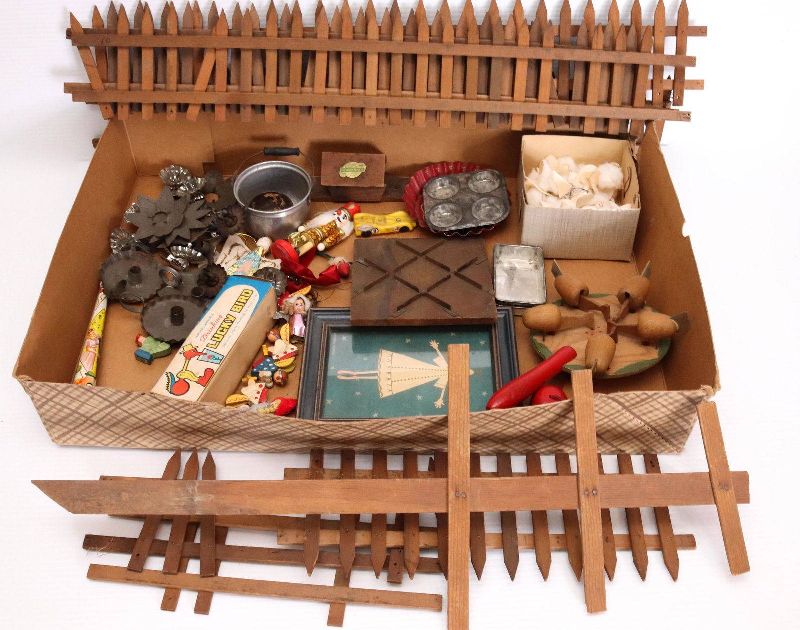 GROUP LOT OF CHRISTMAS ITEMS AND VINTAGE SMALLS (1 of 5)