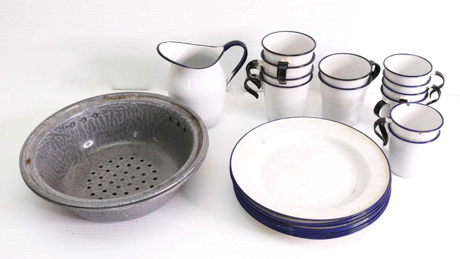 GROUP LOT OF AGATEWARE (1 of 2)