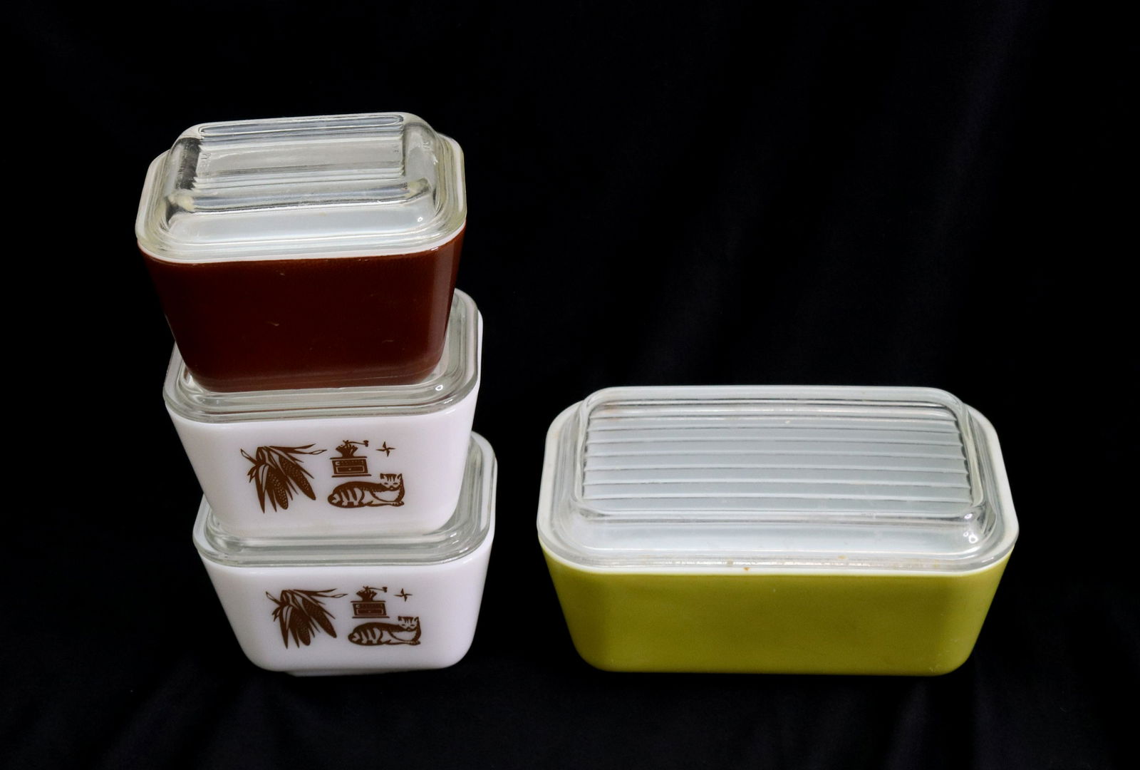 GROUP LOT OF VINTAGE PYREX (1 of 3)