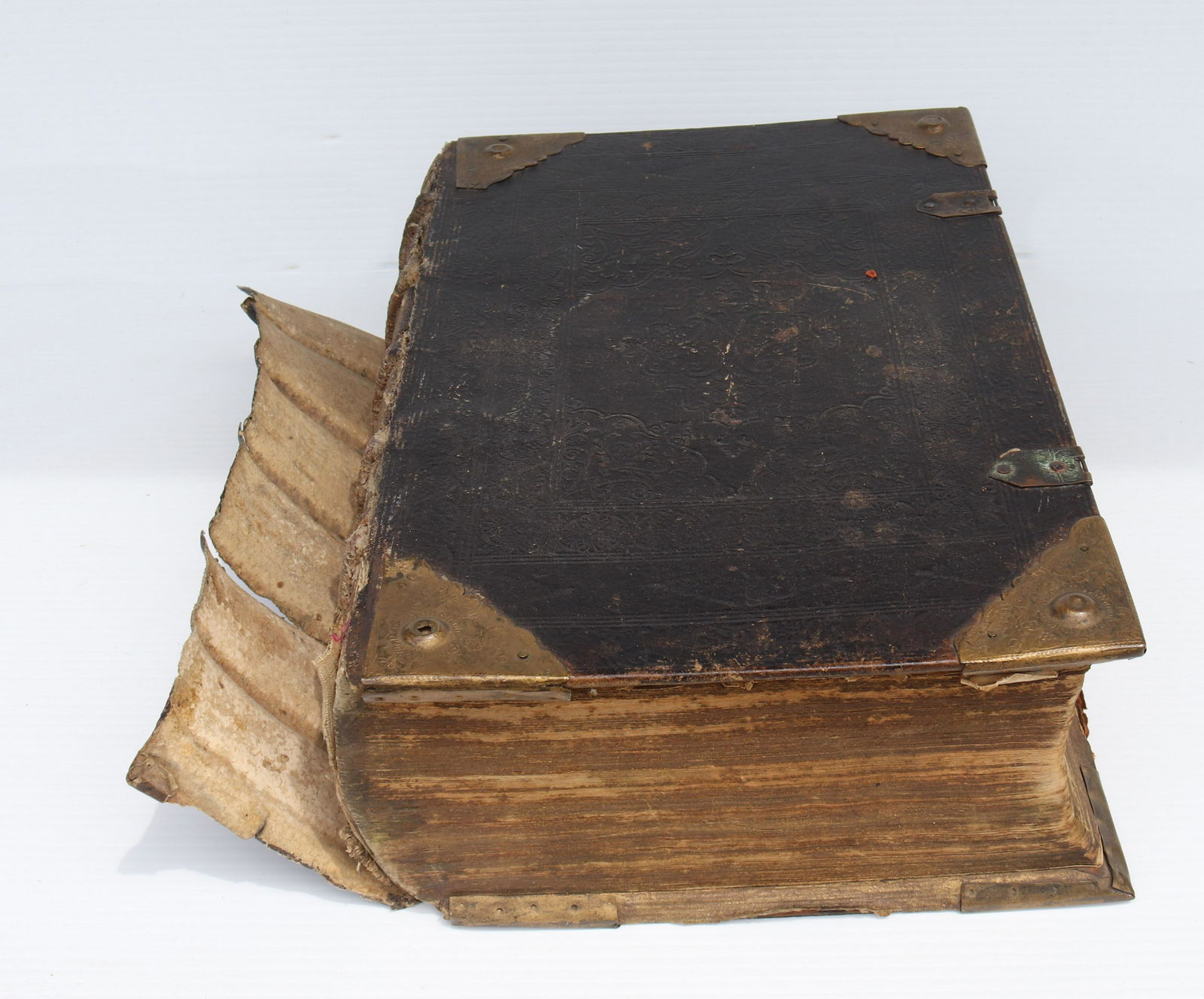 EARLY 18TH CENTURY GERMAN BIBLE (1 of 8)