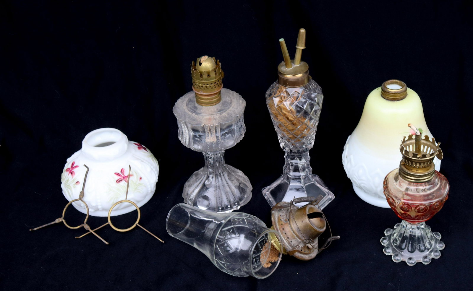 ANTIQUE OIL LAMP LOT: (4) LAMPS INCLUDING - WHALE OIL AND MINIATURES SIZE: 8" X 2 1/2" - 3" X 4" TERMS: THIS SALE WILL BE ONLINE ONLY. PICK-UP WILL BE ON-SITE AT 14 CHURCH ST. BETHLEHEM, PA 18018 - APPOINTMENTS WILL BE MAD