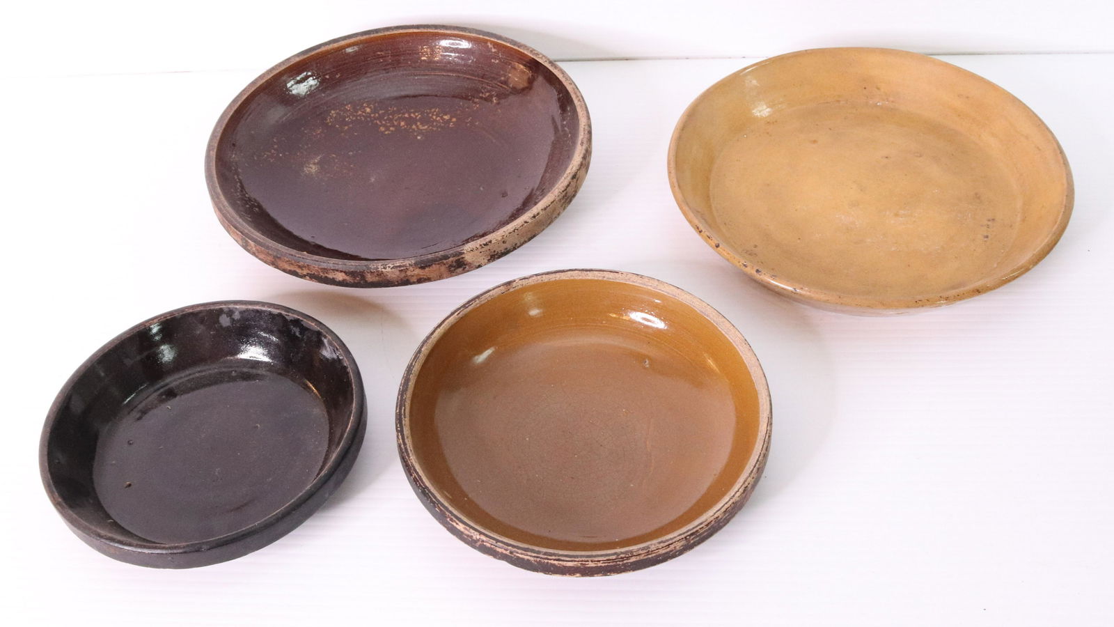 GROUP LOT OF POTTERY PIE PLATES (1 of 2)