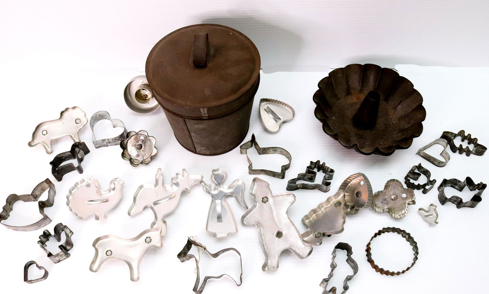 GROUP LOT OF TIN COOKIE CUTTERS AND MOLDS (1 of 1)