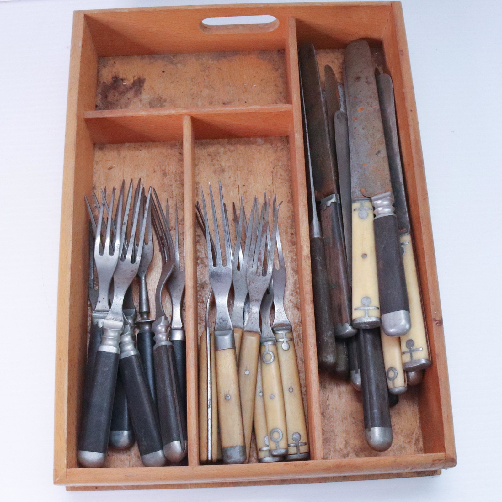 GROUP LOT OF VINTAGE FLATWARE: WOOD, BONE AND STEEL THREE-PRONG FORKS AND KNIVES IN WOODEN CARRIER SIZE: FORKS 7 1/2" L TERMS: THIS SALE WILL BE ONLINE ONLY. PICK-UP WILL BE ON-SITE AT 14 CHURCH ST. BETHLEHEM, PA 18018 - APPOINTMEN