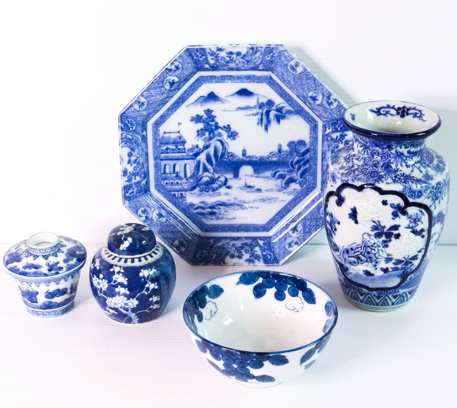 GROUP LOT OF ORIENTALIA (1 of 4)