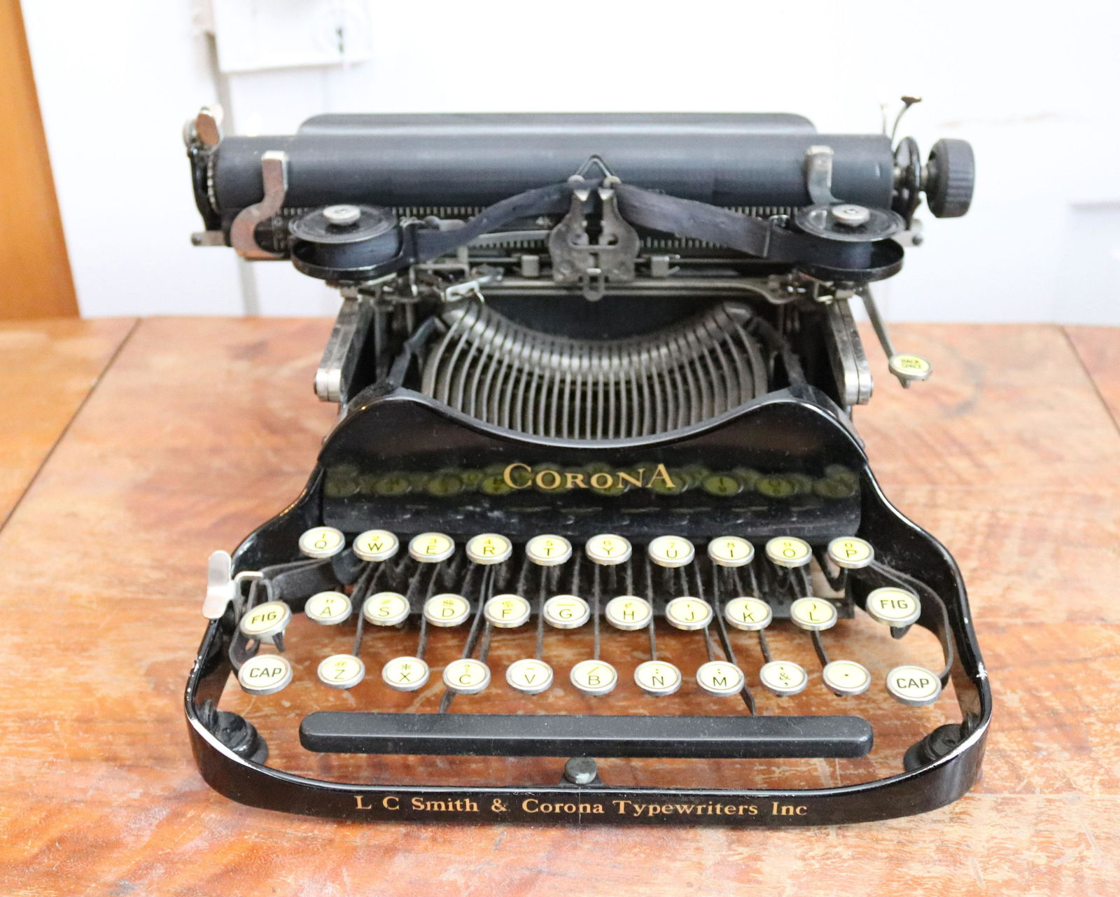 VINTAGE CORONA TYPEWRITER (1 of 6)