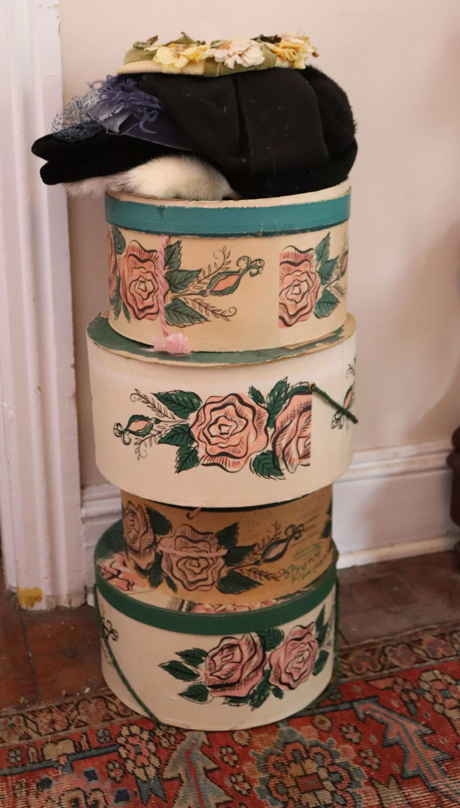 GROUP LOT OF VINTAGE HATS AND HAT BOXES (1 of 5)