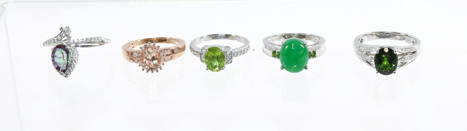 CONTEMPORARY STERLING SILVER JEWELRY GROUP: 5 RINGS- JADEITE, PERIDOT, EMERALD, PINK AND ALEXANDRITE SPINEL SIZE: 10, 9.5,8(3)