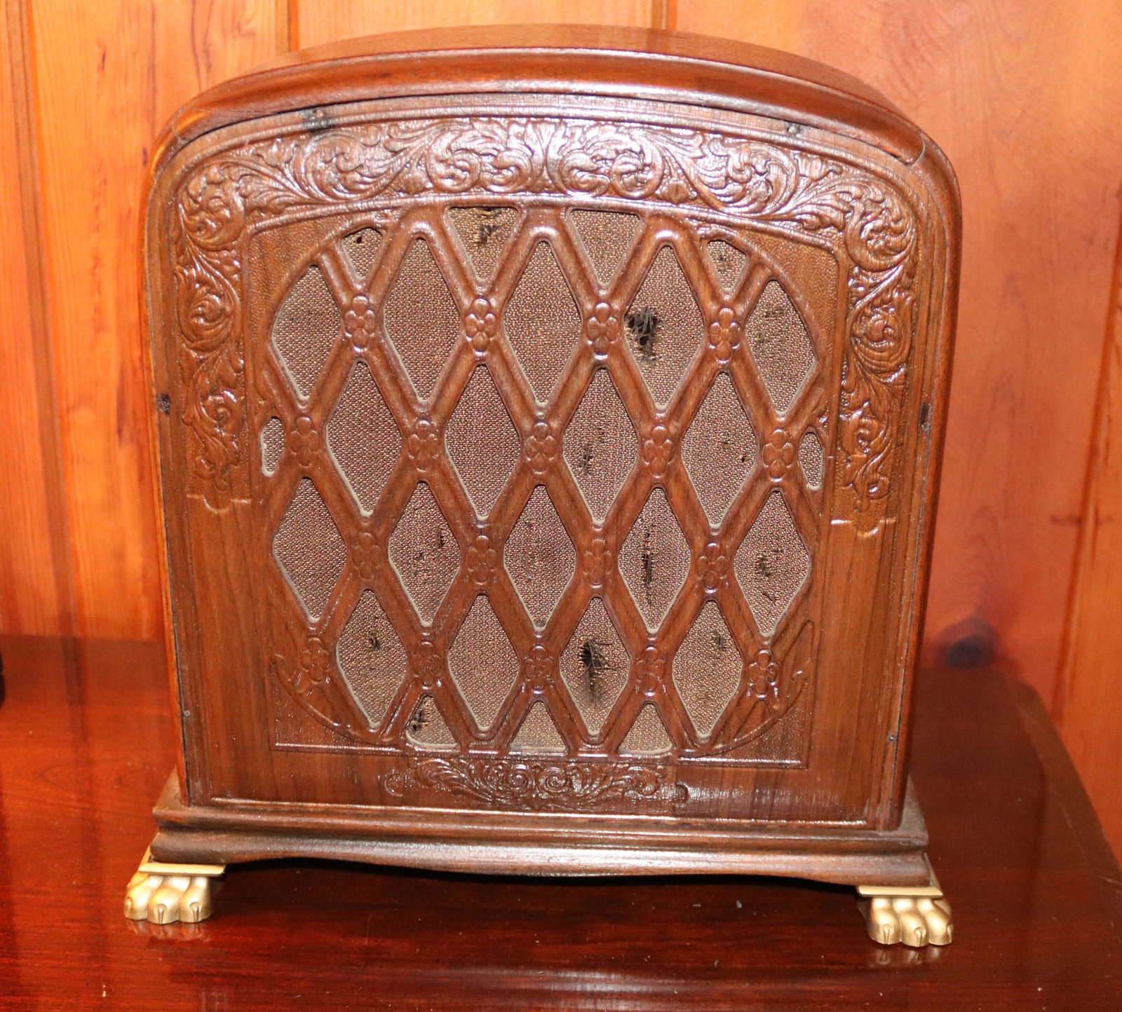 ANTIQUE SPEAKER: USED FOR DECORATION - NO INTERIOR PARTS JUST WOODEN SHELL AND METAL CLAW FEET DISCLAIMER: Pick up DATE: Saturday, July 17 from 10am to 2pm at the address of 161 Raritan River Rd, Califon, NJ