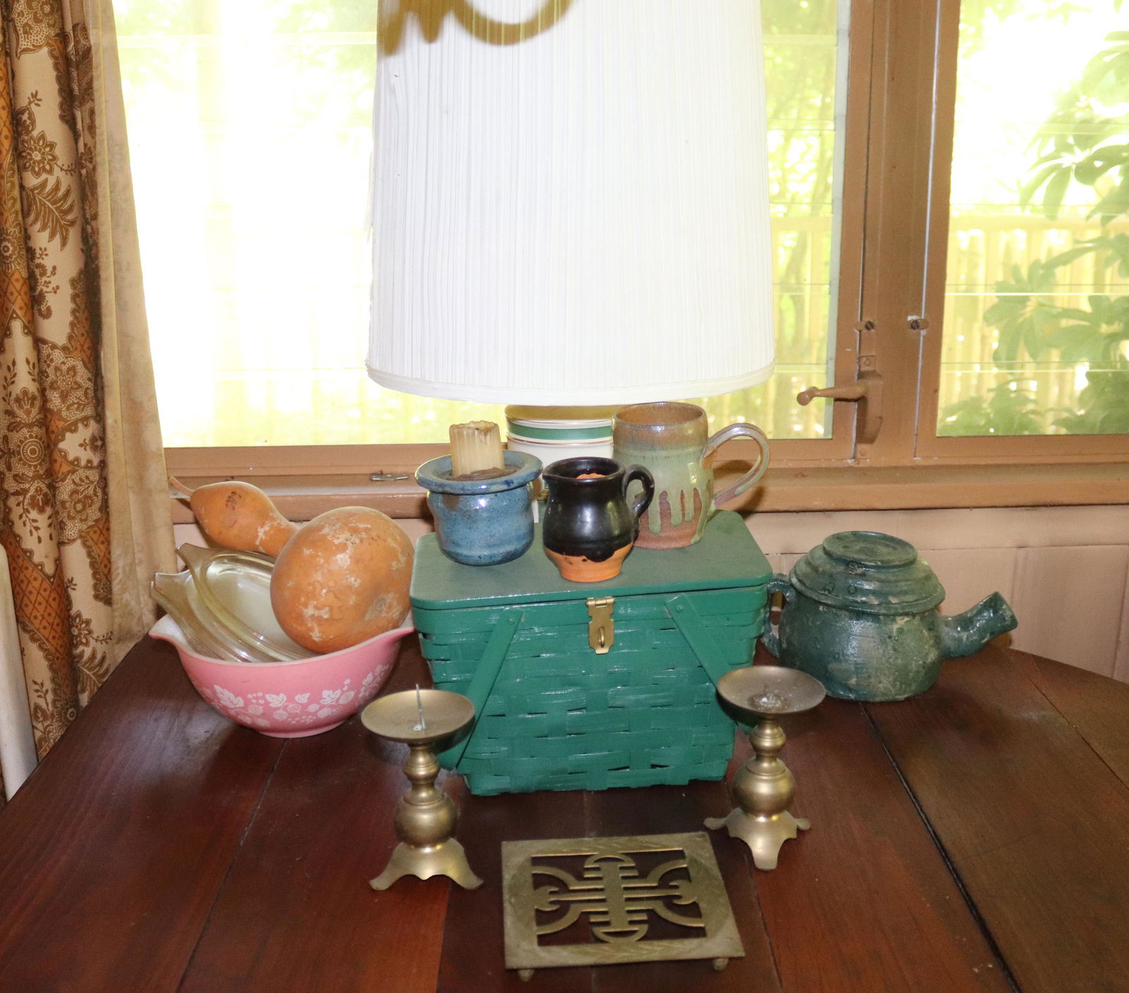 LOT OF SMALLS AND LIGHT: TABLE LIGHT WITH COFFEE GRINDER SCENE, BLUE BASKET, PYREX BOWL, AND POTTERY PIECES DISCLAIMER: Pick up DATE: Saturday, July 17 from 10am to 2pm at the address of 161 Raritan River Rd, Califon, NJ