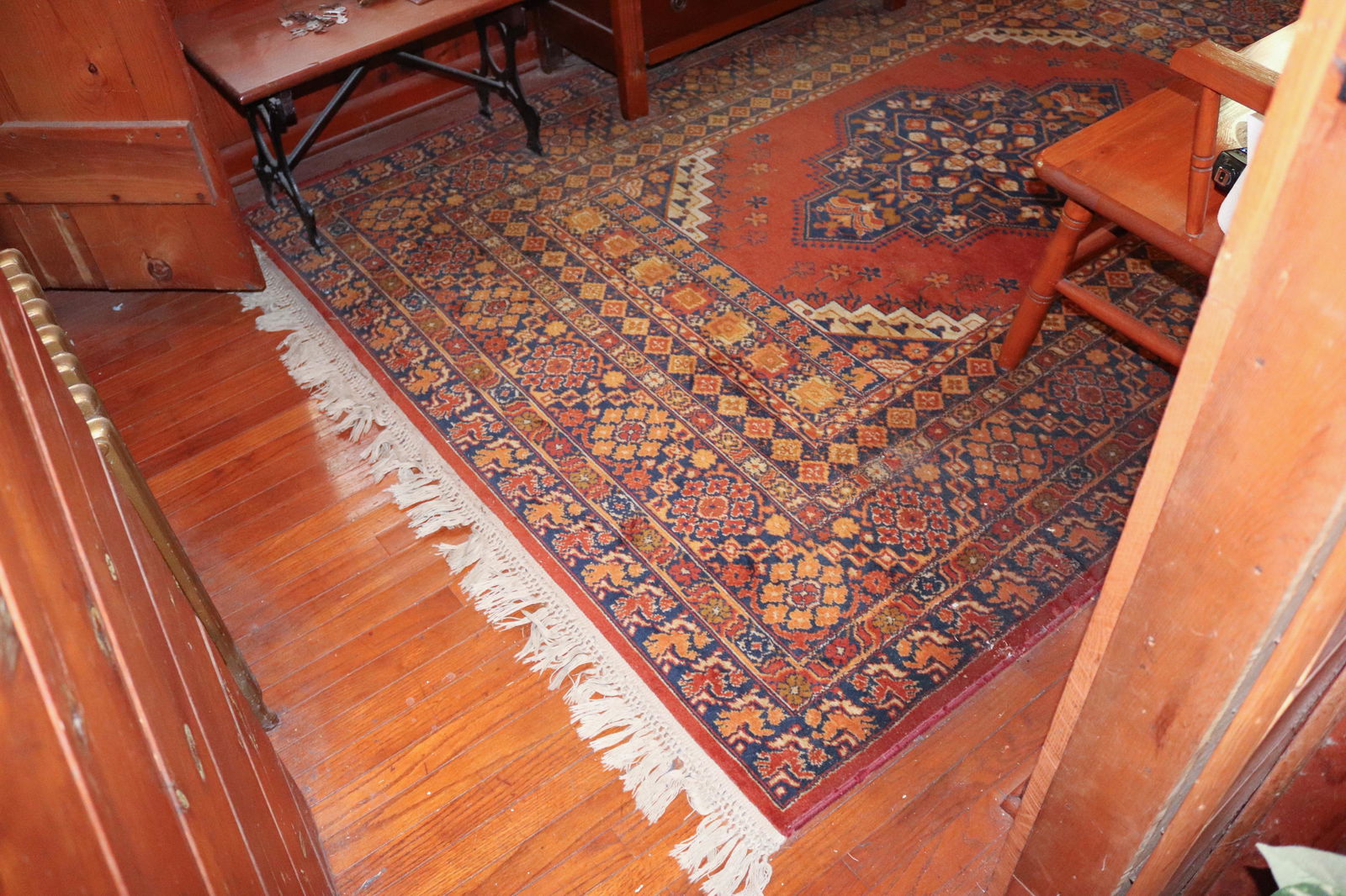 MACHINE MADE ORIENTAL STYLE RUG (1 of 4)