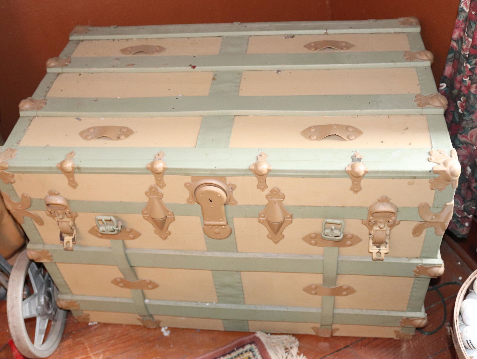 STEAMER TRUNK (1 of 2)