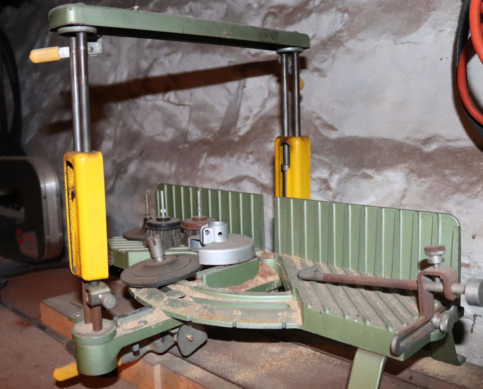 ADJUSTABLE SAW MITRE BOX AND SAW (1 of 2)