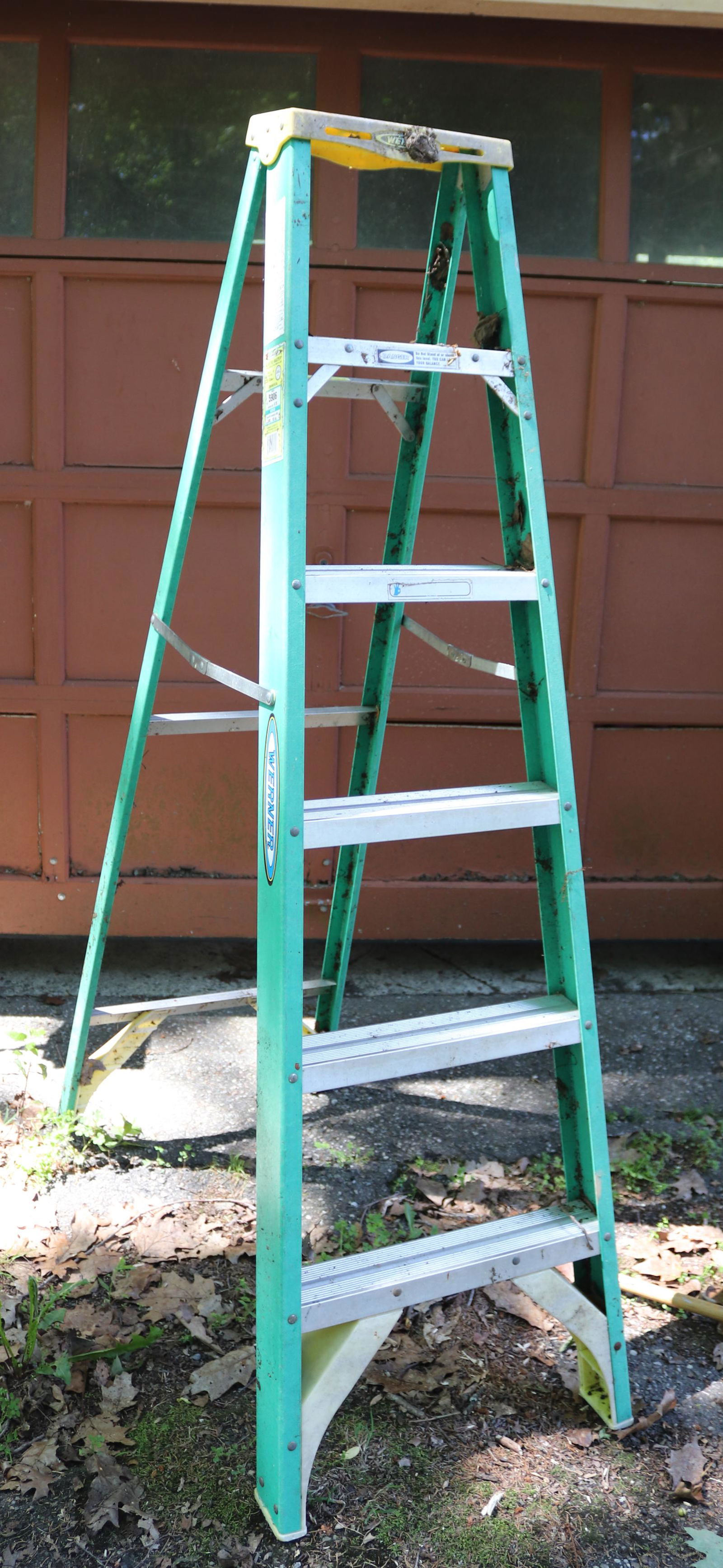 WERNER FIBERGLASS STEP LADDER (1 of 2)