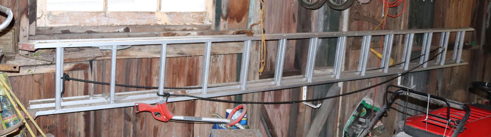 AlUMINUM EXTENSION LADDER (1 of 2)