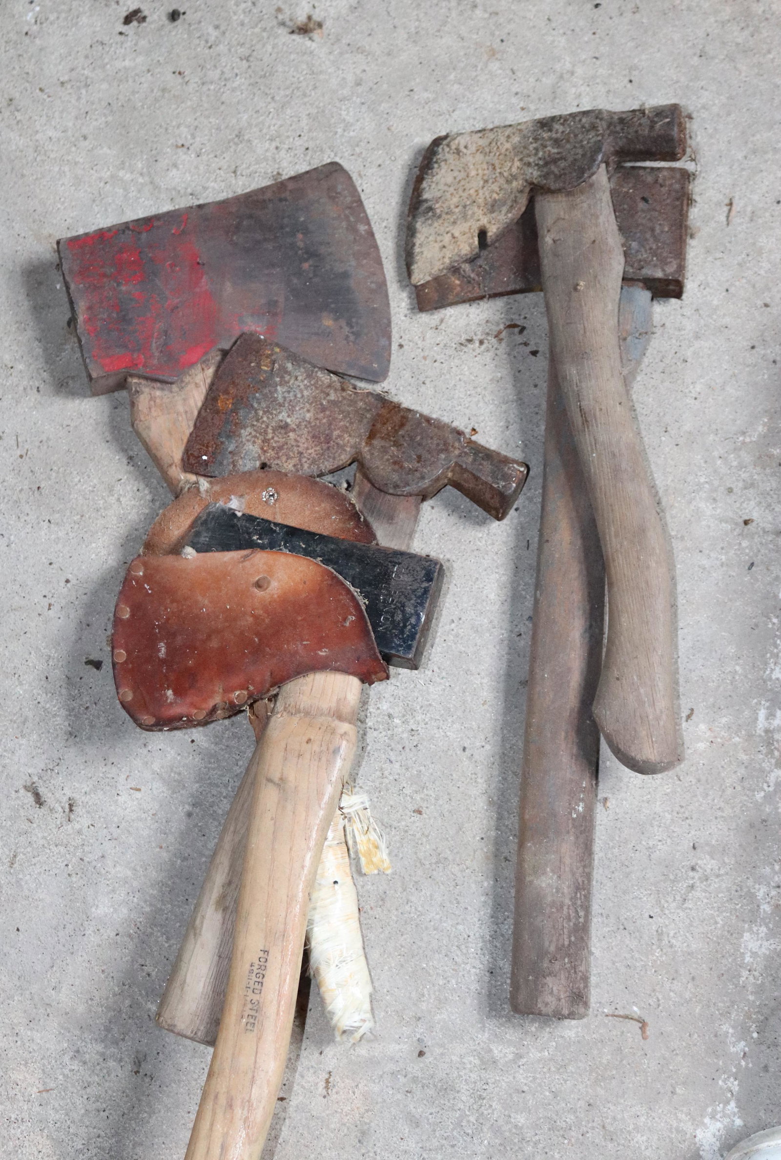 LOT OF AXES: CAMPING AXES DISCLAIMER: Pick up DATE: Saturday, July 17 from 10am to 2pm at the address of 161 Raritan River Rd, Califon, NJ