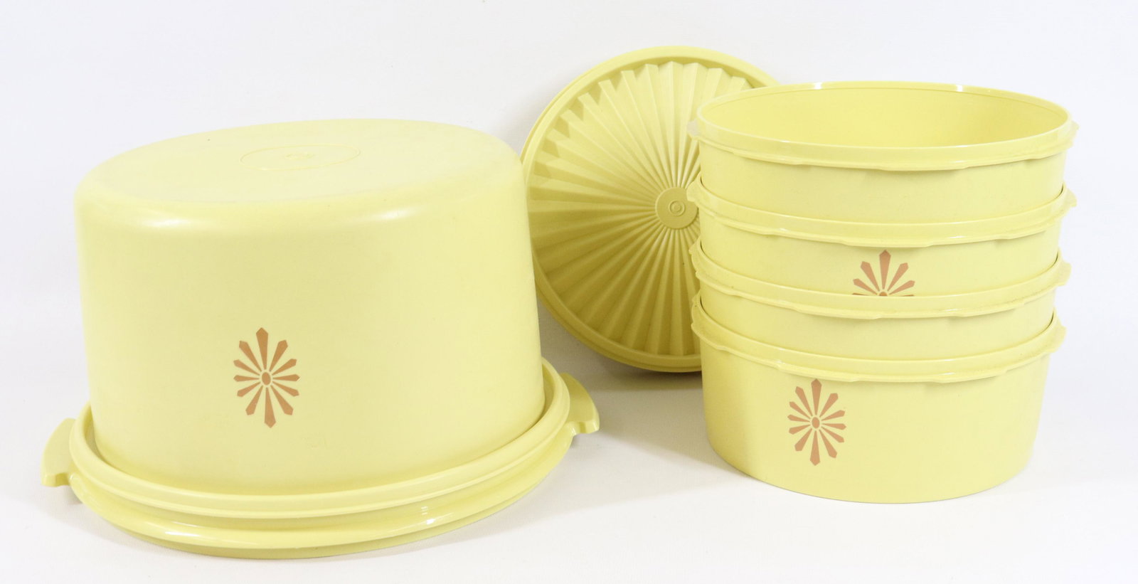 VINTAGE TUPPERWARE CONTAINERS (1 of 1)