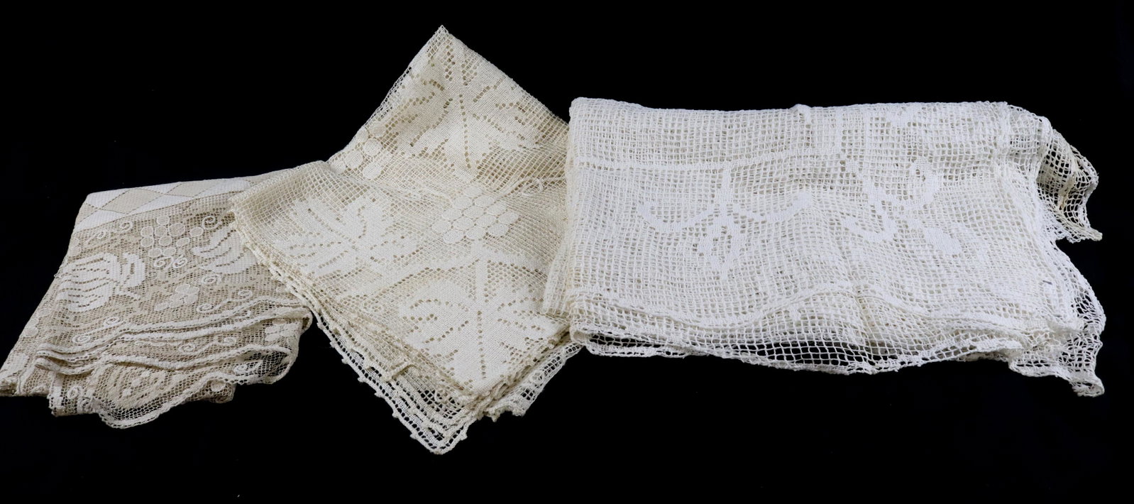 GROUP LOT OF VINTAGE TEXTILES: LACE TABLECLOTHS
