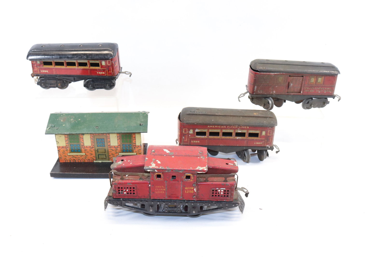 VINTAGE AMERICAN FLYER TRAIN LOCOMOTIVE AND CARS (1 of 2)