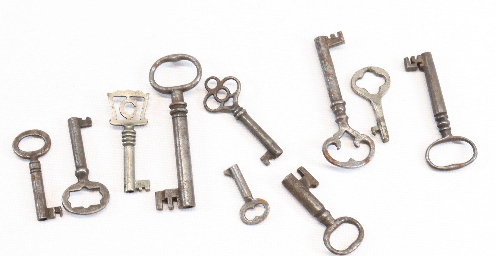 GROUP LOT OF VINTAGE KEYS (1 of 1)